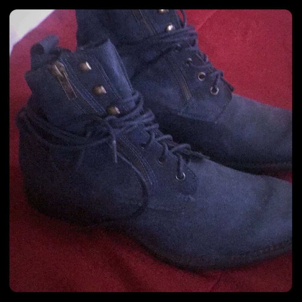 Short suede blue boots